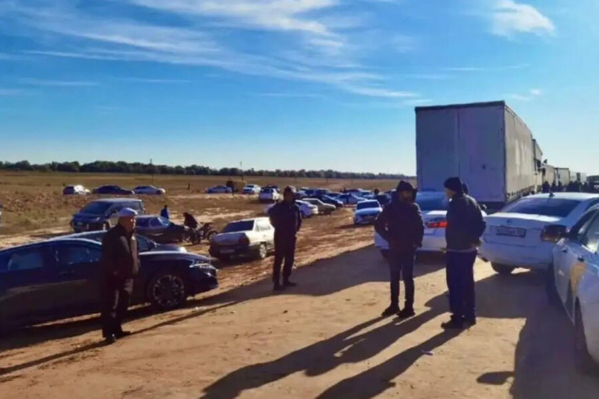Мародеры грабят машины россиян, оставленные на границе с Казахстаном