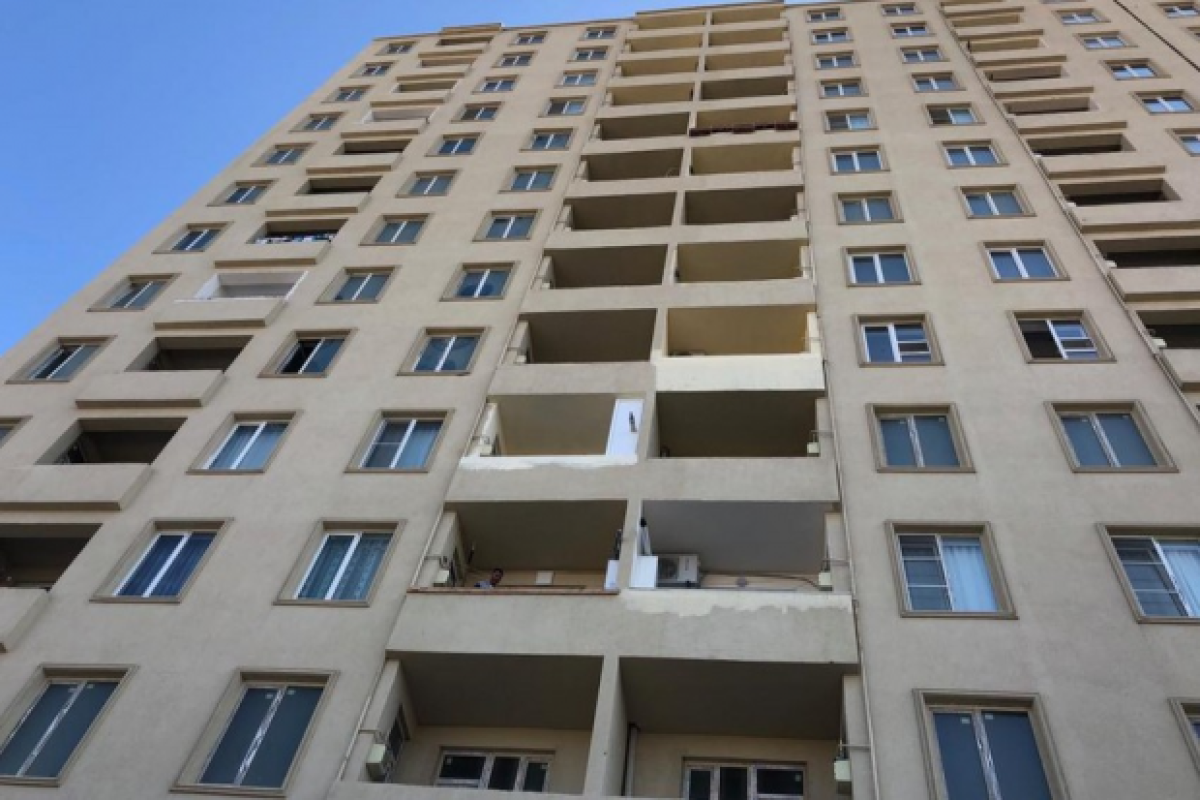 В Баку девочка погибла, выпав с 4-го этажа