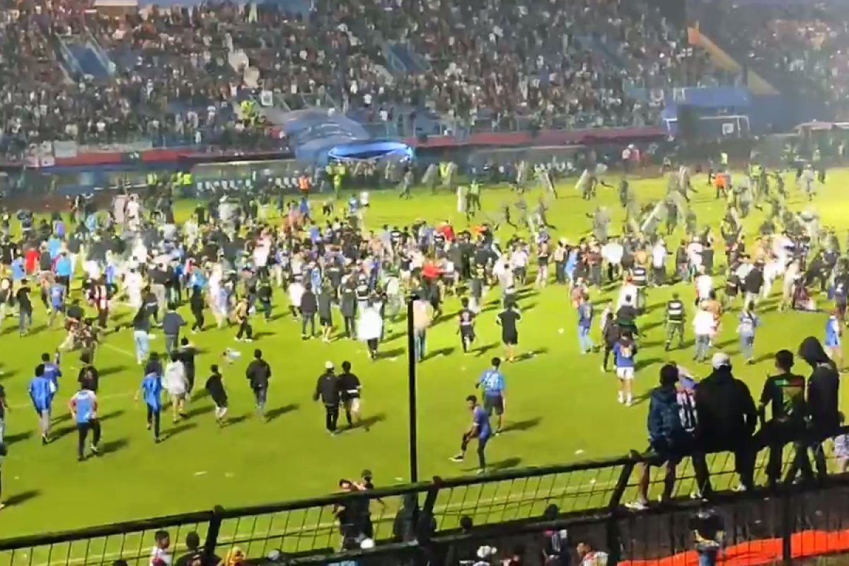 Появились подробности гибели 125 человек в давке на стадионе в Индонезии