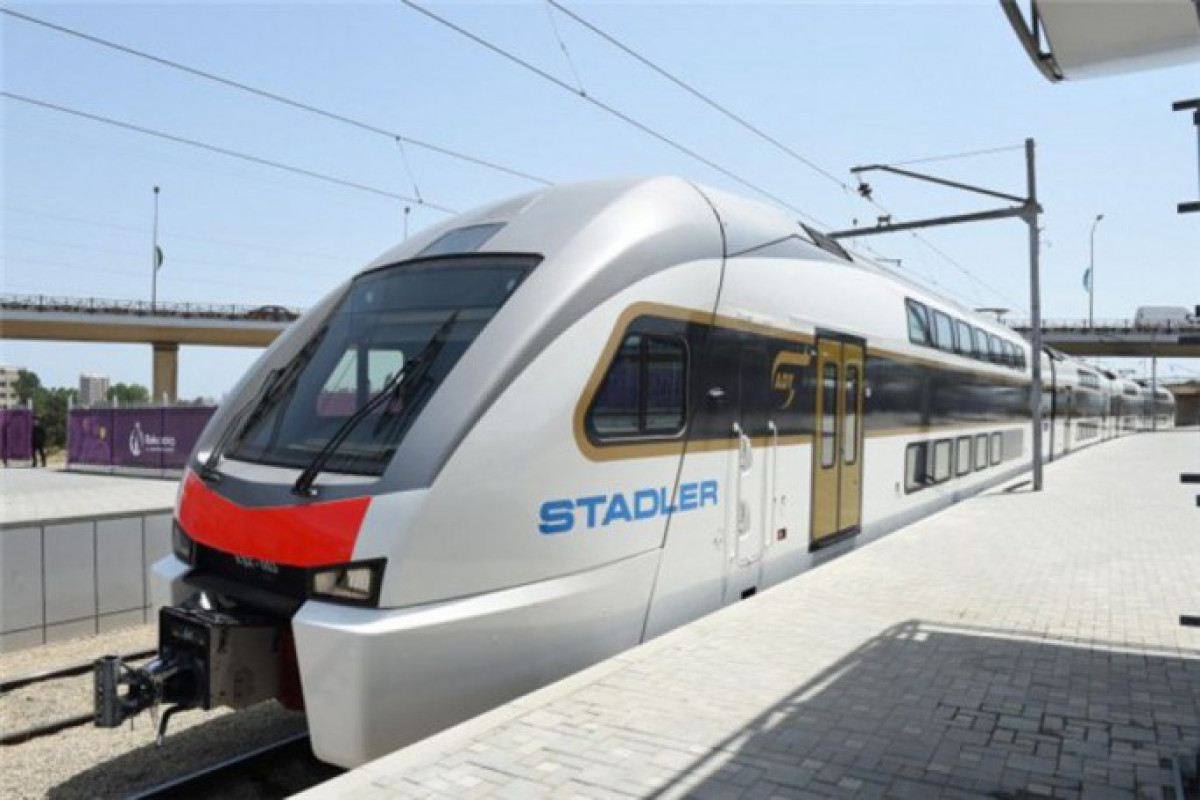 Переполненность поезда Сумгаит-Хырдалан-Баку вызвала протест пассажиров-ВИДЕО 