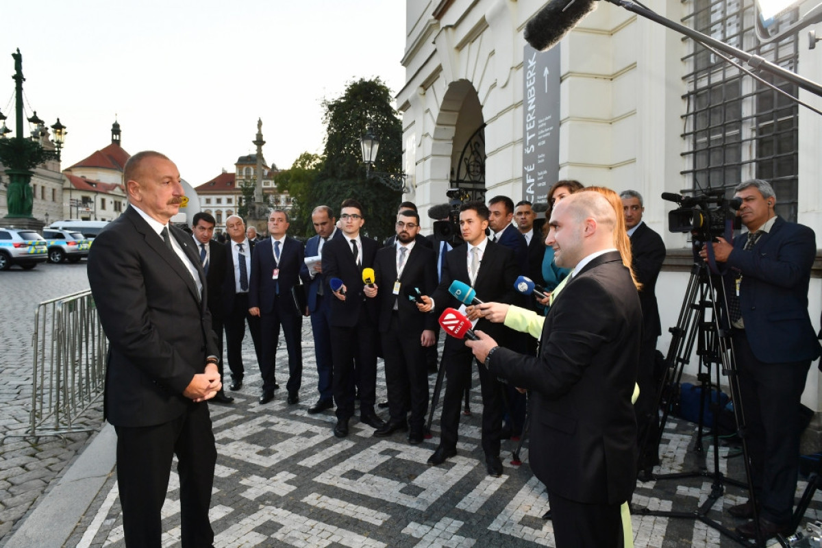Президент Ильхам Алиев в Праге дал интервью азербайджанским телеканалам-ФОТО 