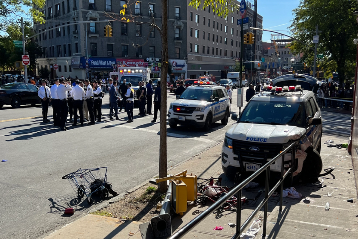 Машина полиции влетела в пешеходов в Нью-Йорке, 8 человек пострадали-ВИДЕО 