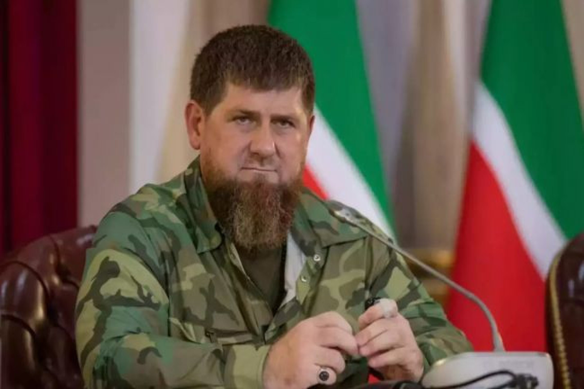 Кадыров предложил покидающим Россию мужчинам надеть юбки