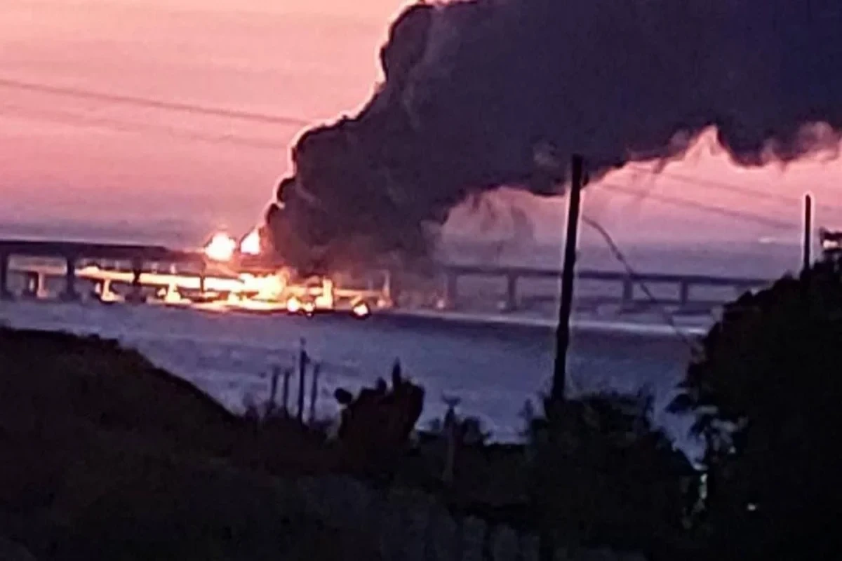 На Крымском мосту произошел сильный взрыв и пожар, дорожный пролет ушел под воду-ФОТО -ВИДЕО 