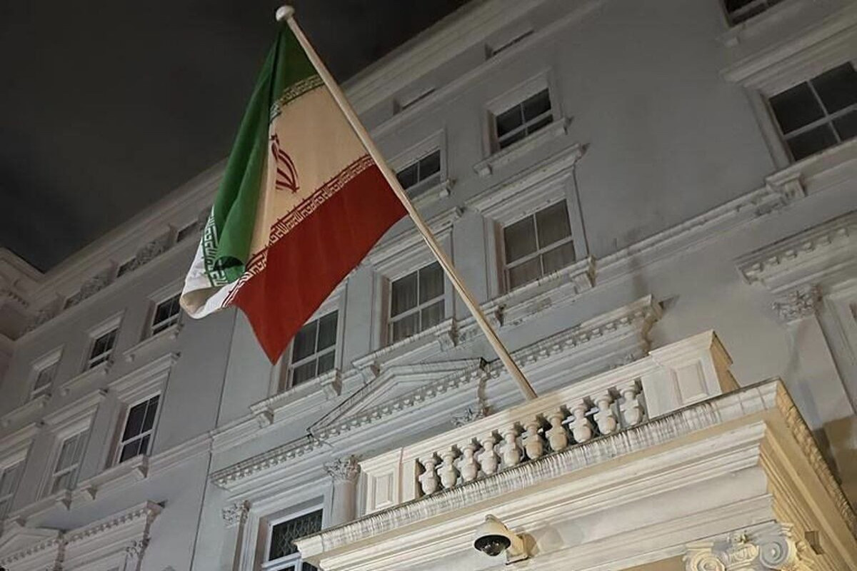 В Лондоне совершено нападение на посольство Ирана: нападавшие сменили флаг-ВИДЕО 