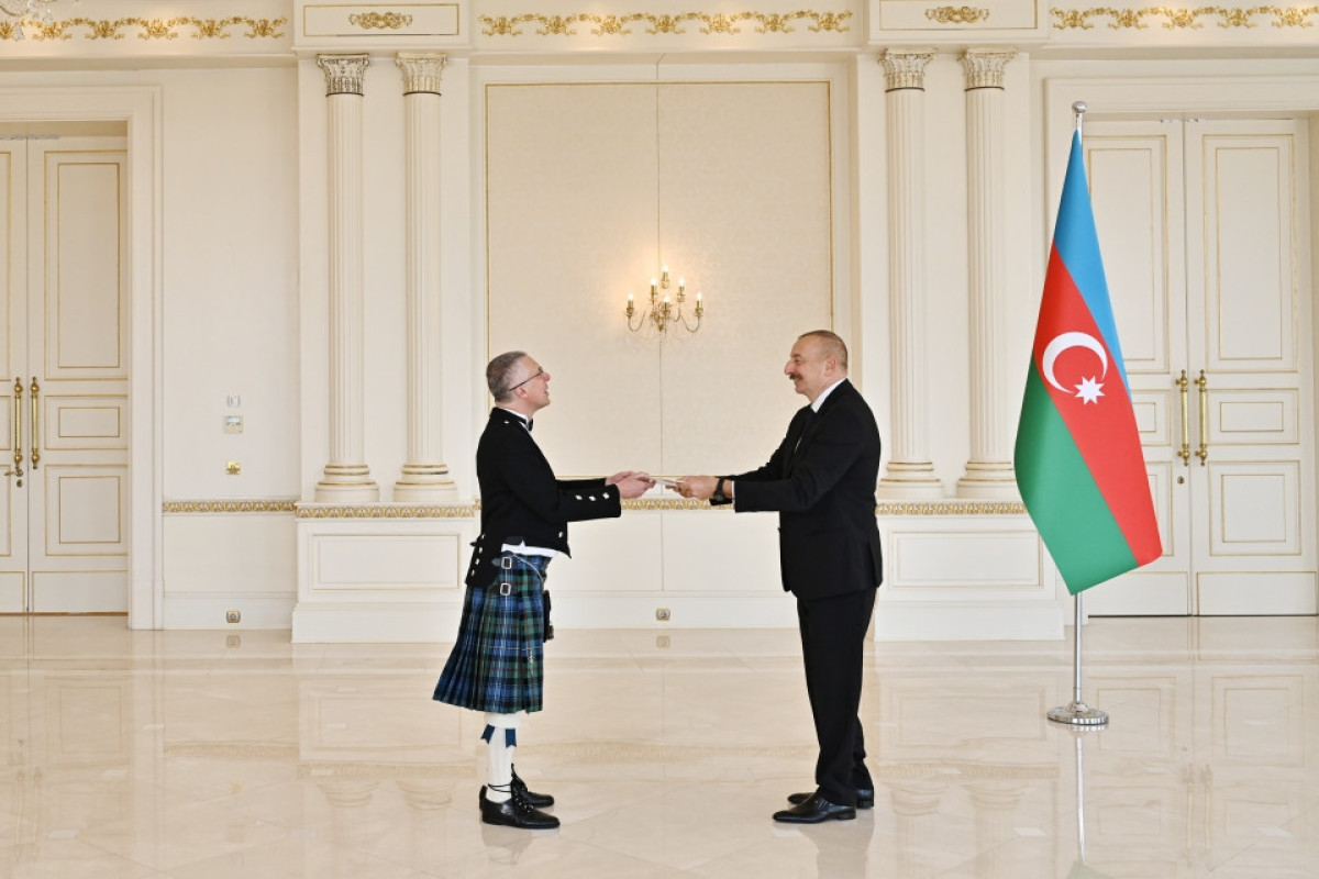 Посол Великобритании в Азербайджане соболезнует семьям всех погибших во время ракетных атак на город Гянджа