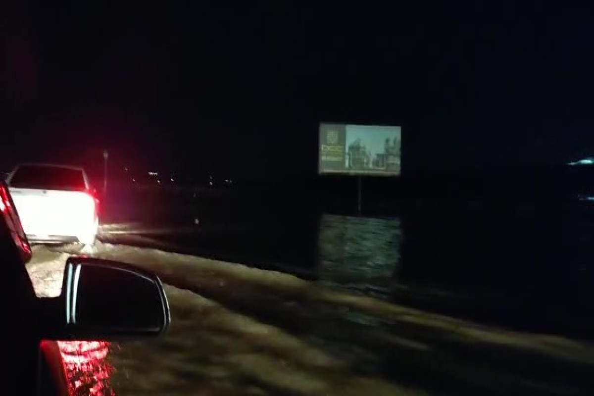Авария на магистральном водопроводе привело к затоплению дороги Баку-Газах -ВИДЕО 