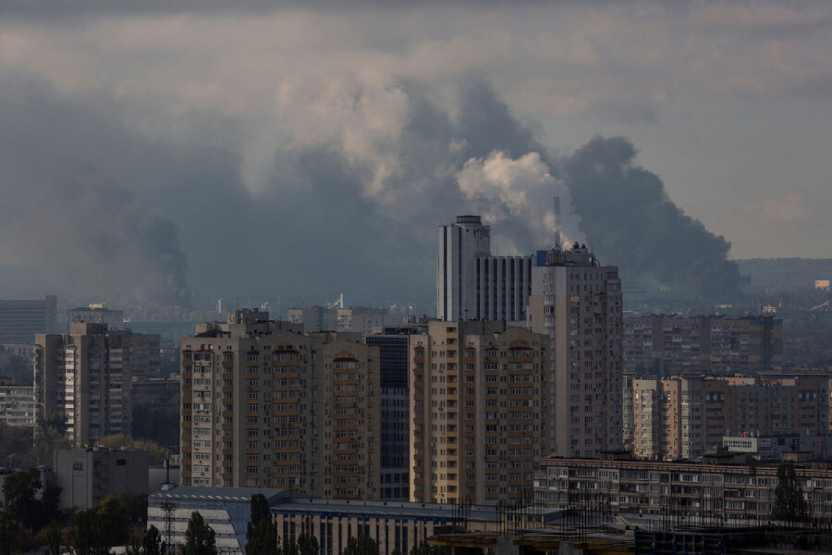 После взрывов в Киеве начался сильный пожар