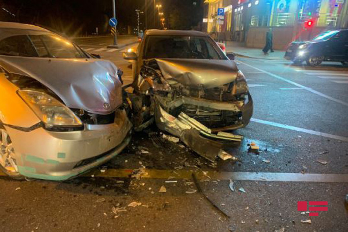 В Баку столкнулсиь два автомобиля такси, есть пострадавшие-ФОТО 