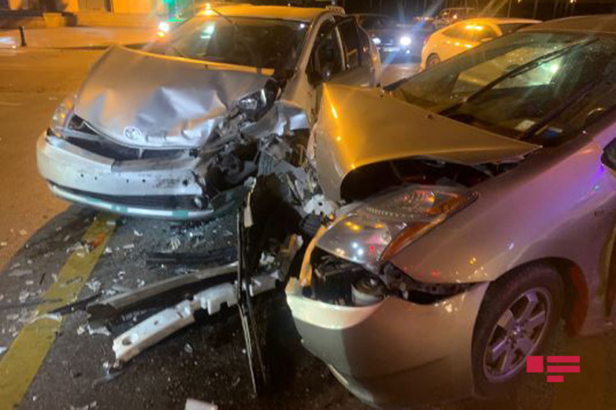 В Баку столкнулсиь два автомобиля такси, есть пострадавшие-ФОТО 