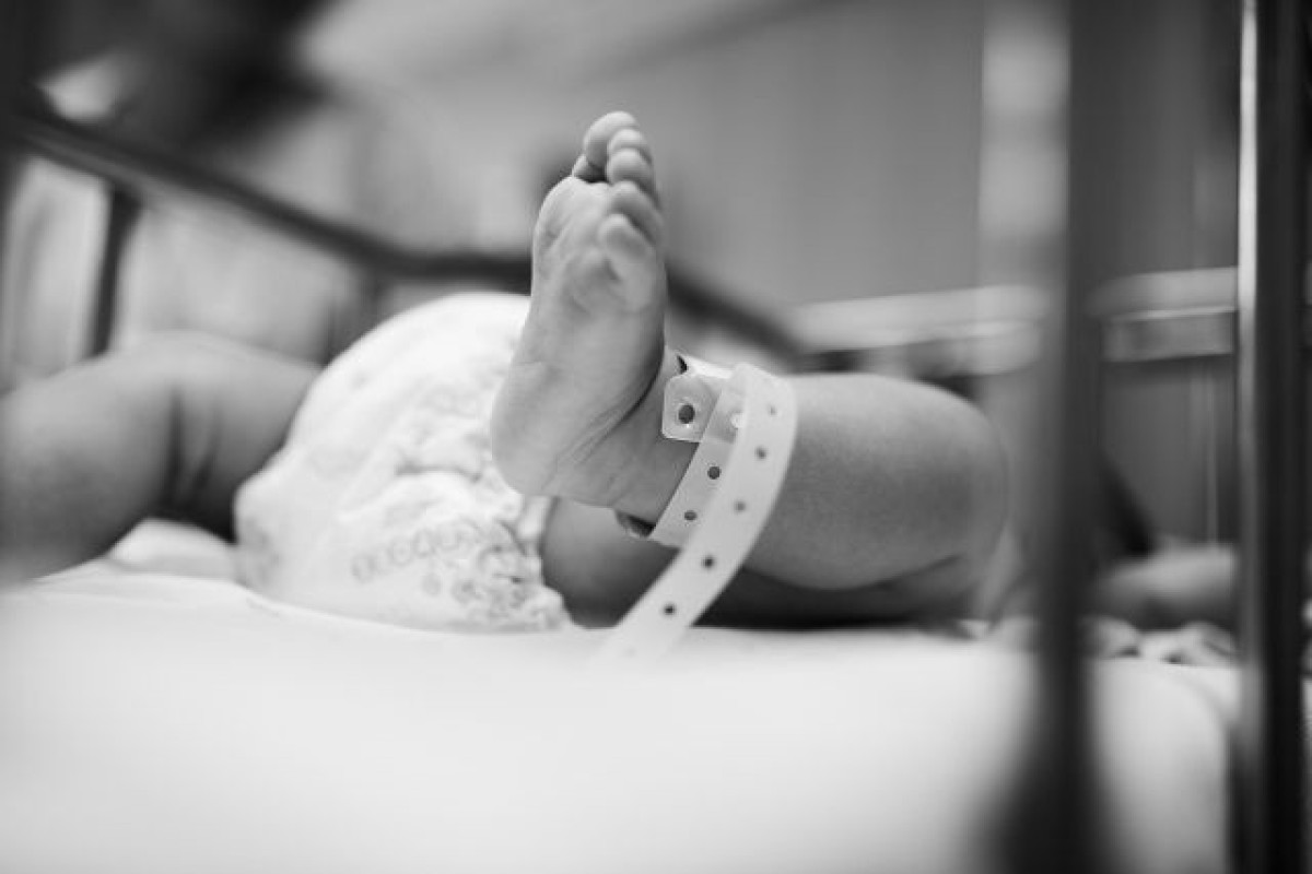 В Ширване возбуждено уголовное дело в отношении врача, из-за халатности которого погиб новорожденный