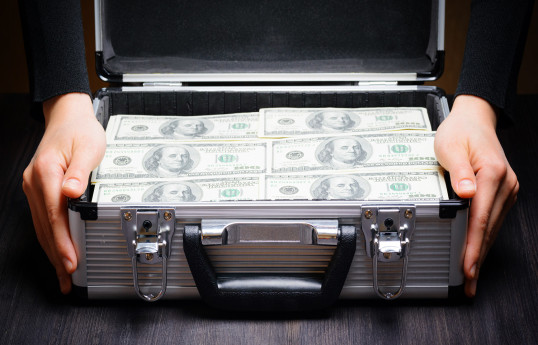 В США внук украл у бабушки $13 тысяч и раздал их одноклассникам