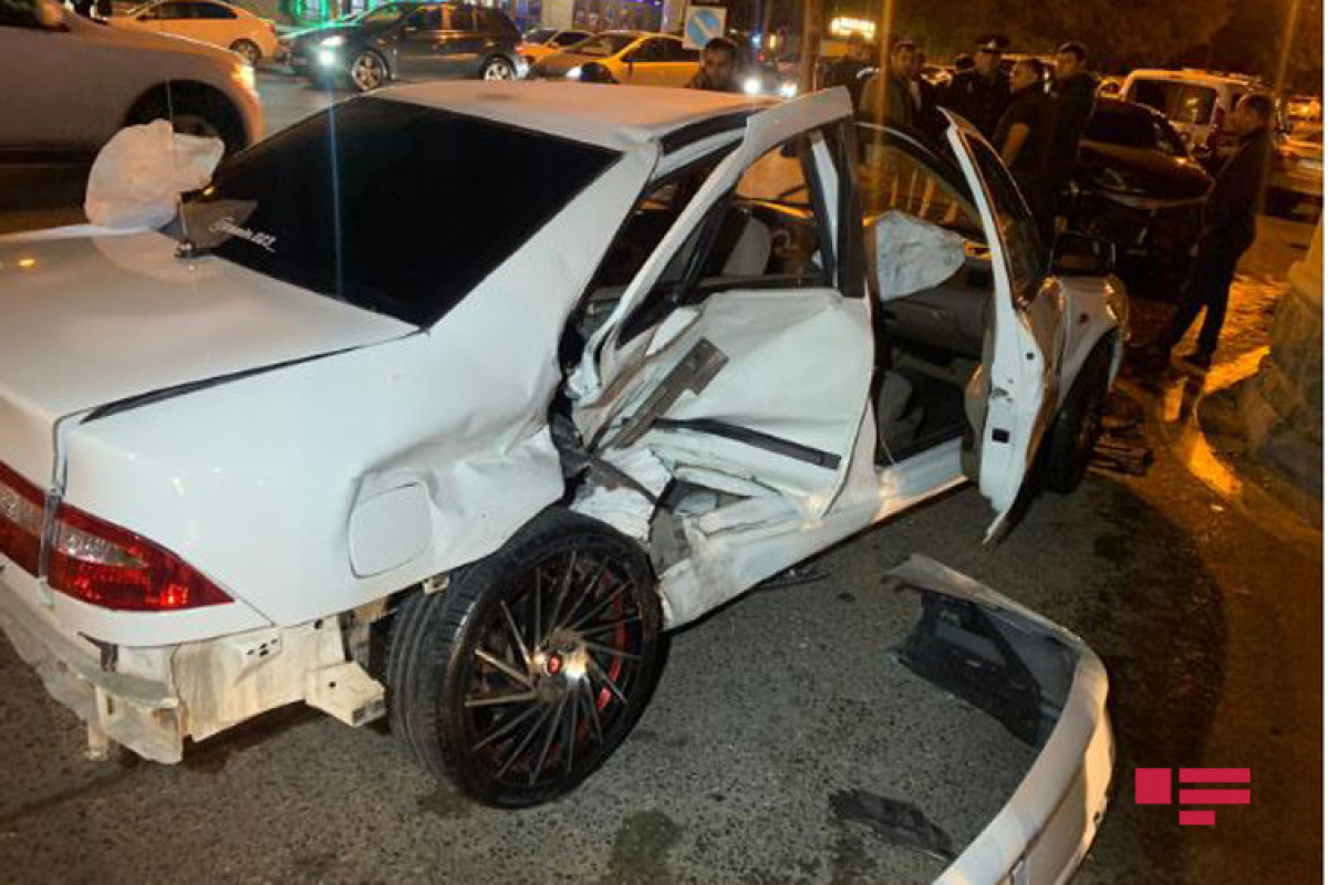 В Баку столкнулись две легковушки, есть пострадавшие-ФОТО 