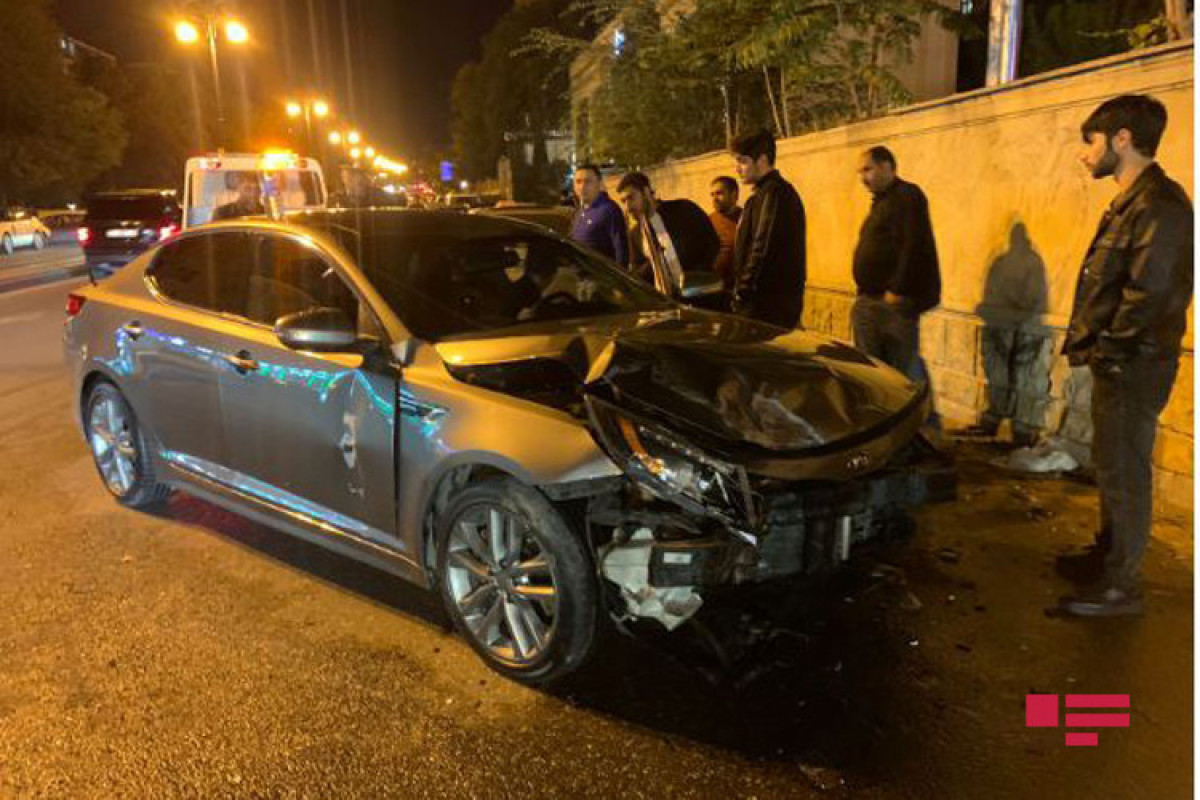 В Баку столкнулись две легковушки, есть пострадавшие-ФОТО 