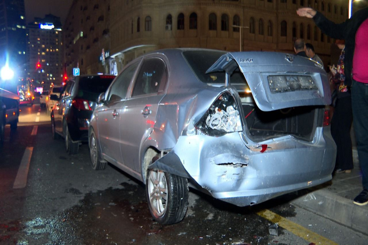 В Баку столкнулись 6 автомобилей с участием автобуса, есть пострадавшие-ФОТО 