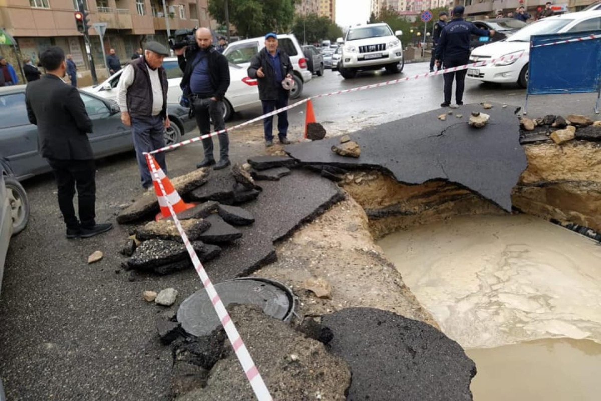 В Баку опять прорвало магистральный водопровод, нарушено водоснабжение двух районов -ФОТО 