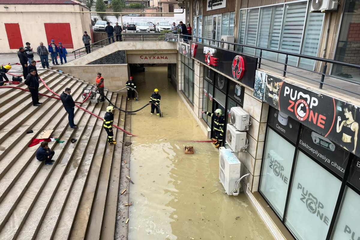 МЧС завершил откачку воды с затопленных мест в Ясамальском районе Баку -ФОТО -ВИДЕО -ОБНОВЛЕНО 