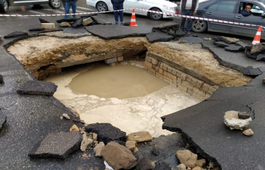 В Баку опять прорвало магистральный водопровод, нарушено водоснабжение двух районов -ФОТО 