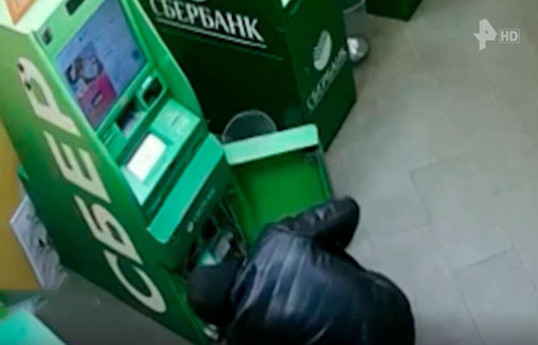 Вор-неудачник пытался взломать банкомат монтировкой-ВИДЕО 