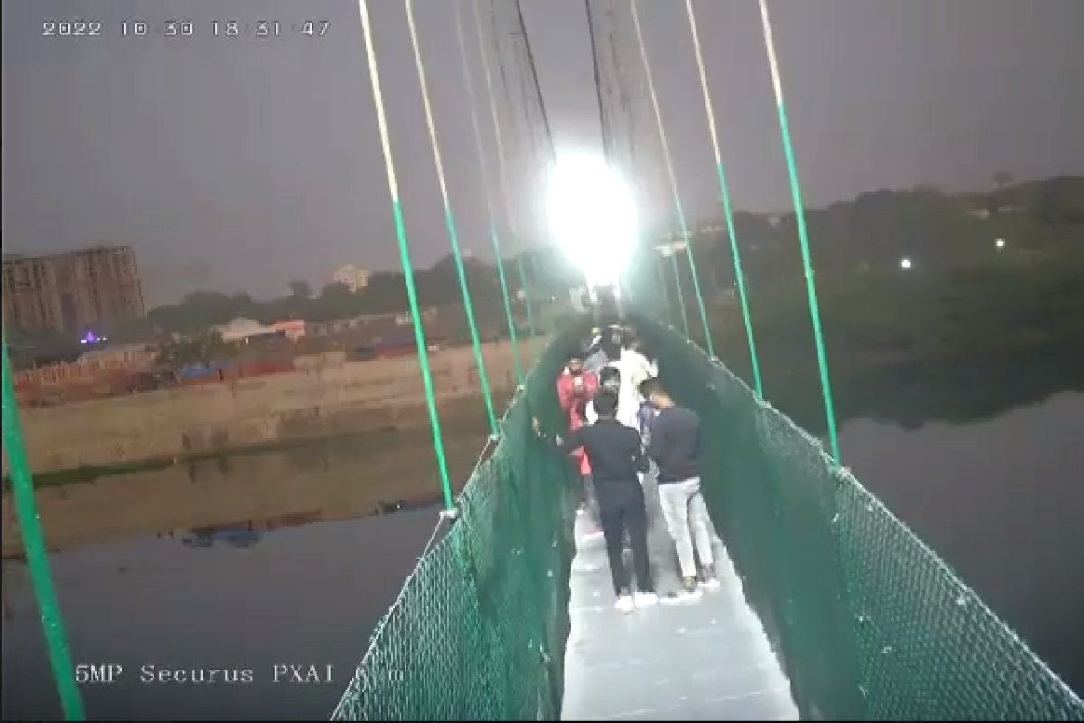 Момент обрушения пешеходного моста в Индии попал на камеры-ВИДЕО 