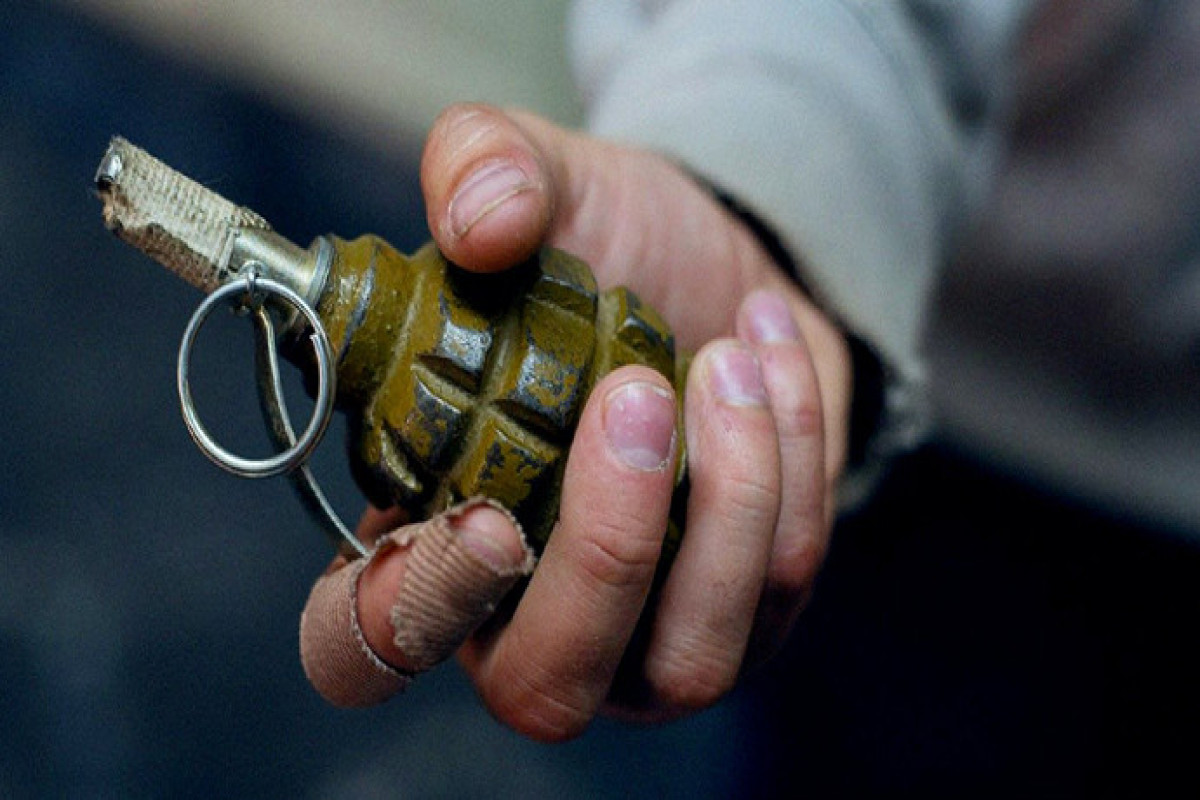 В России вооруженный гранатой мужчина ограбил магазин