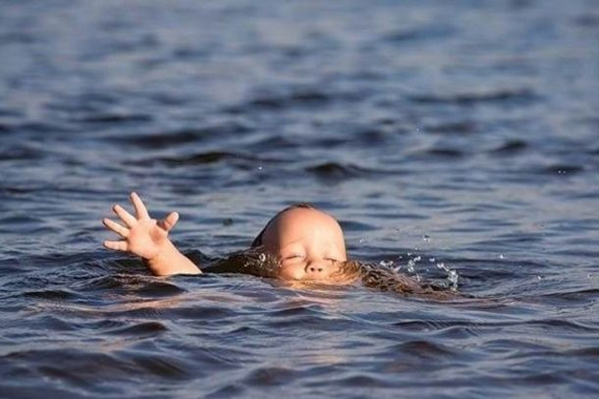 В Азербайджане утонул в море ребенок