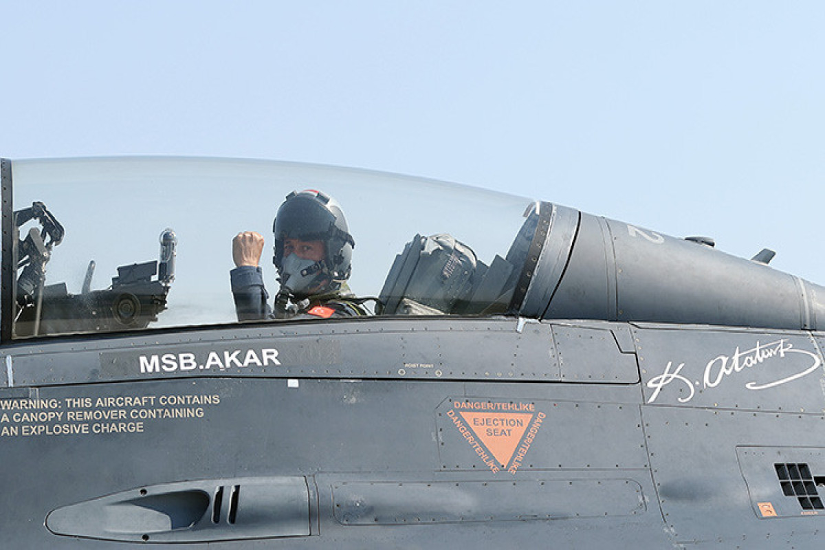 Хулуси Акар сел в кабину пилота F-16-ФОТО 
