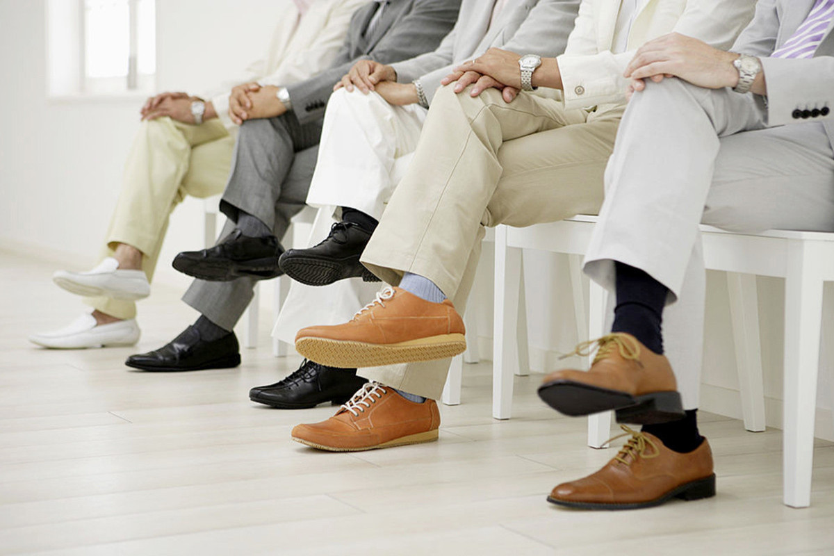 Привычка сидеть нога на ногу: к каким болезням может привести