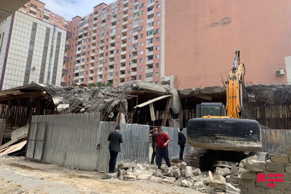 В Баку сносят незаконно строящийся жилой дом
 -ФОТО -ОБНОВЛЕНО 