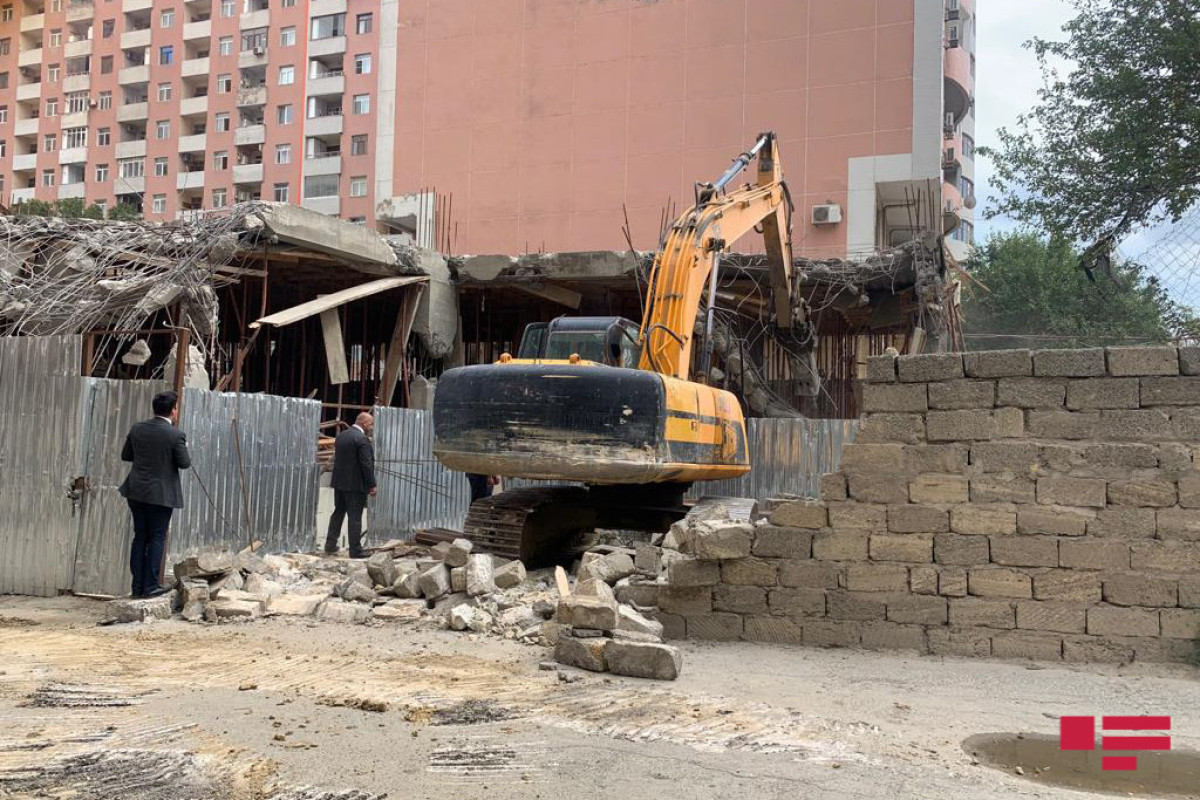 В Баку сносят незаконно строящийся жилой дом
 -ФОТО -ОБНОВЛЕНО 