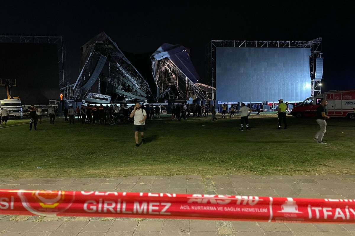 В Турции на людей рухнула сцена, на которой должен был выступать Таркан-ФОТО 