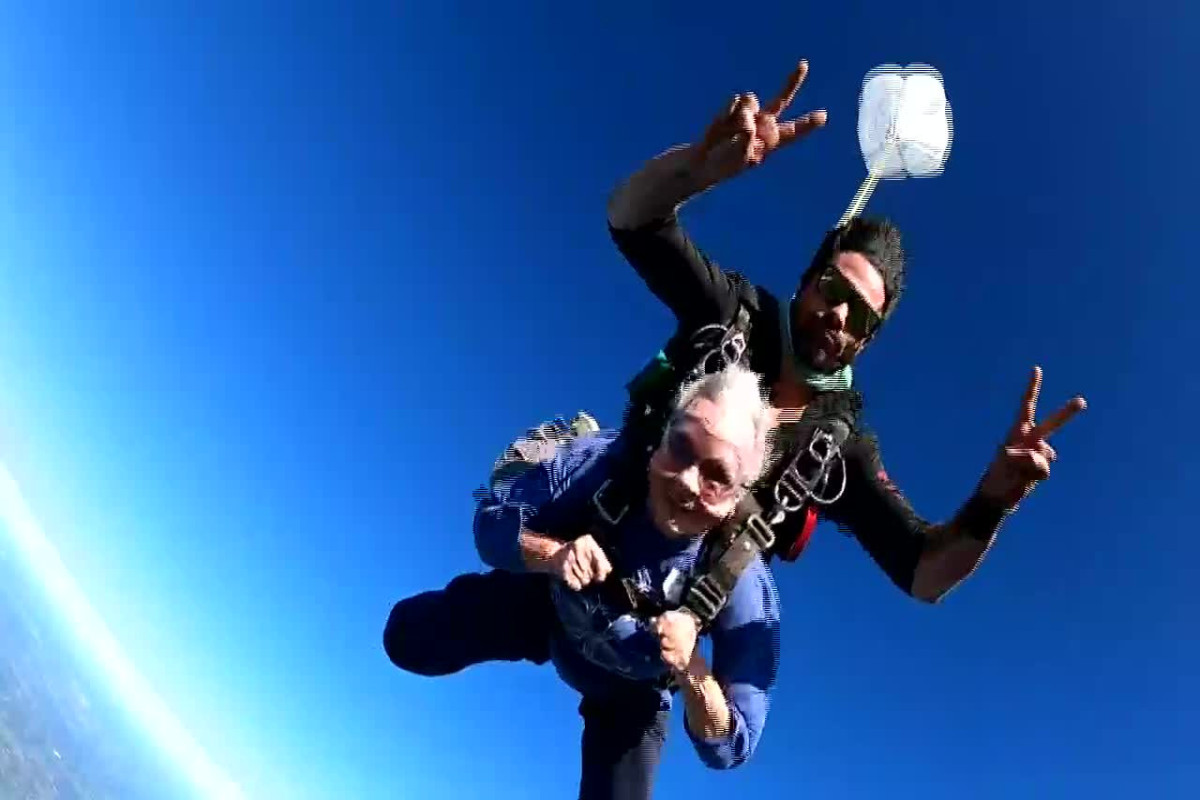 Американка отметила 91-й день рождения прыжком с парашютом-ВИДЕО 