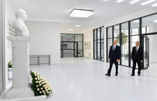 Президент Азербайджана ознакомился с условиями, созданными в новом школьном комплексе в Баку