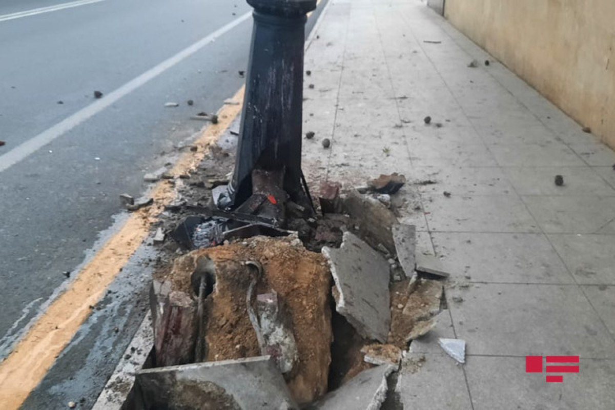 В Баку таксист уснул за рулем и протаранил фонарный столб -ФОТО 
