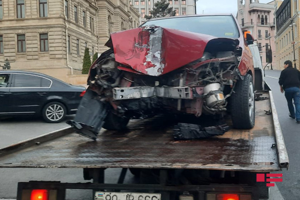 В Баку таксист уснул за рулем и протаранил фонарный столб -ФОТО 