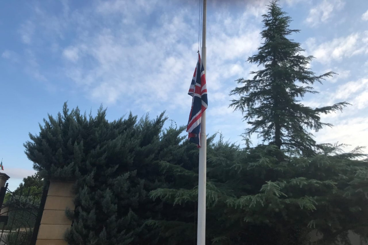 В посольстве Великобритании в Азербайджане приспущены флаги
