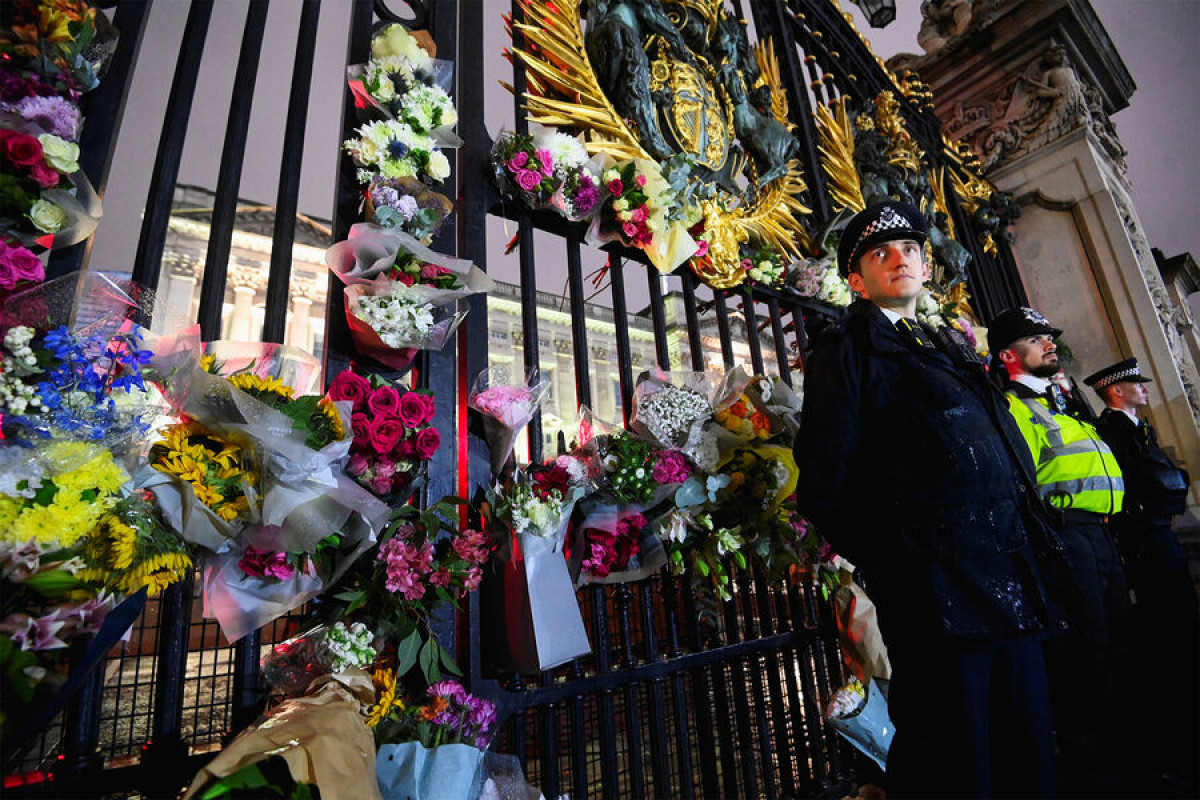 Британские парламентарии будут 10 часов отдавать дань уважения Елизавете II