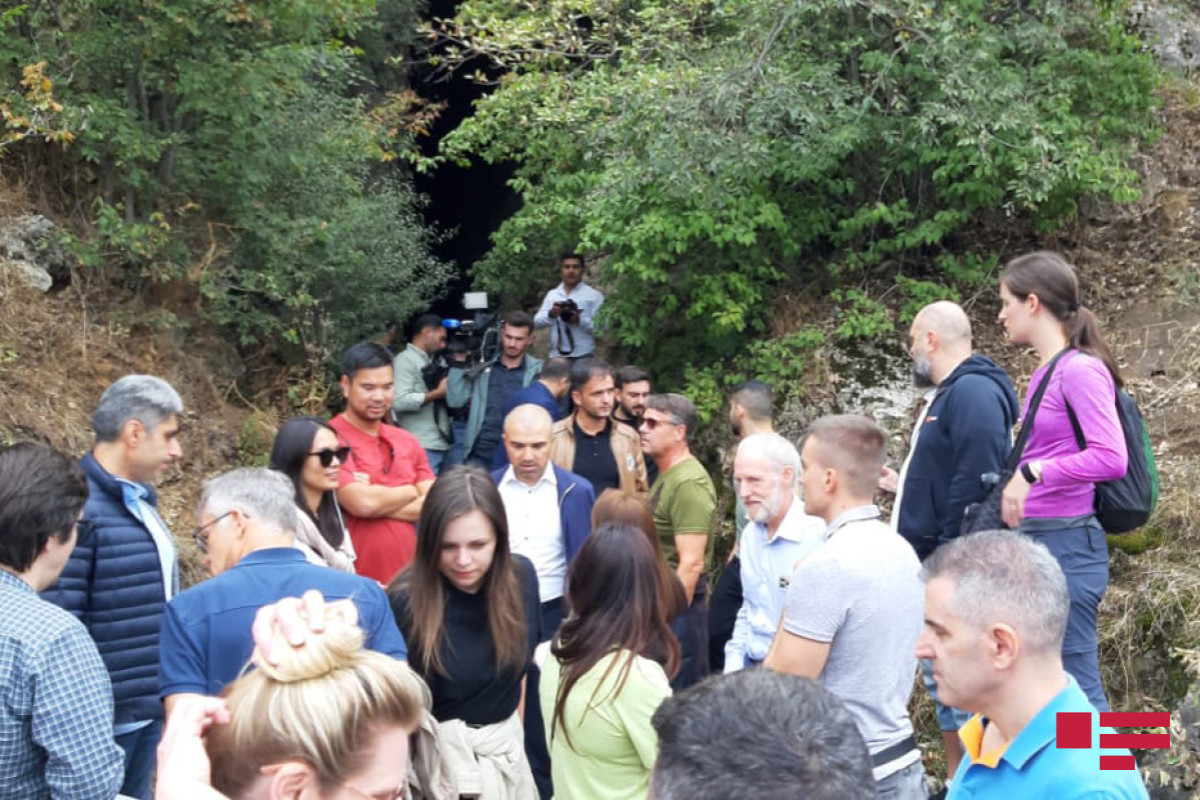 Международные путешественники посетили Азыхскую пещеру-ФОТО 