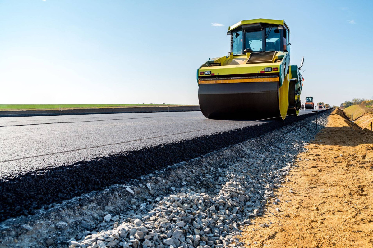 На реконструкцию автодорог в Хатаинском районе выделено 4,27 млн. манатов