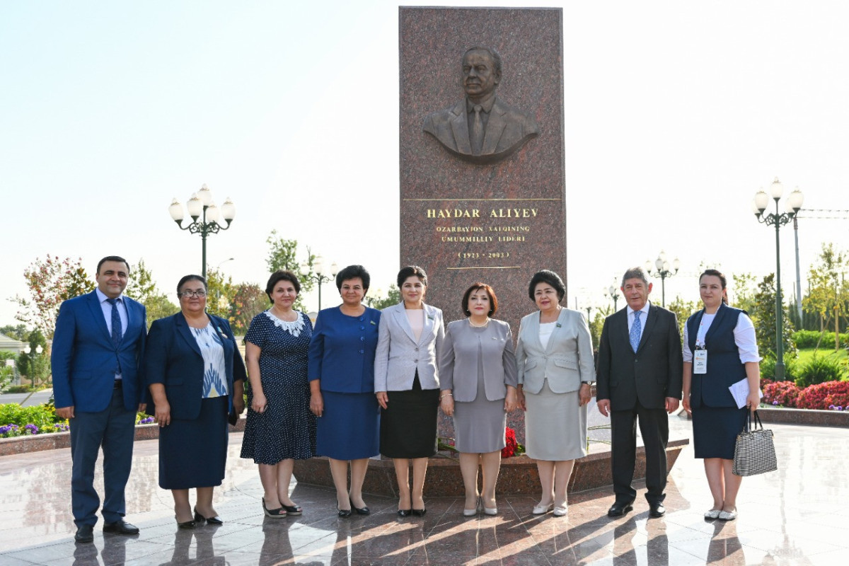 Делегация Милли Меджлиса посетила площадь Гейдара Алиева в Ташкенте