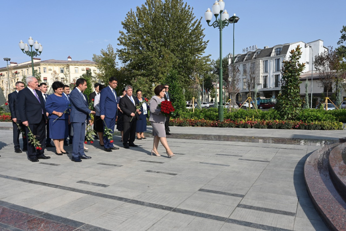 Делегация Милли Меджлиса посетила площадь Гейдара Алиева в Ташкенте
