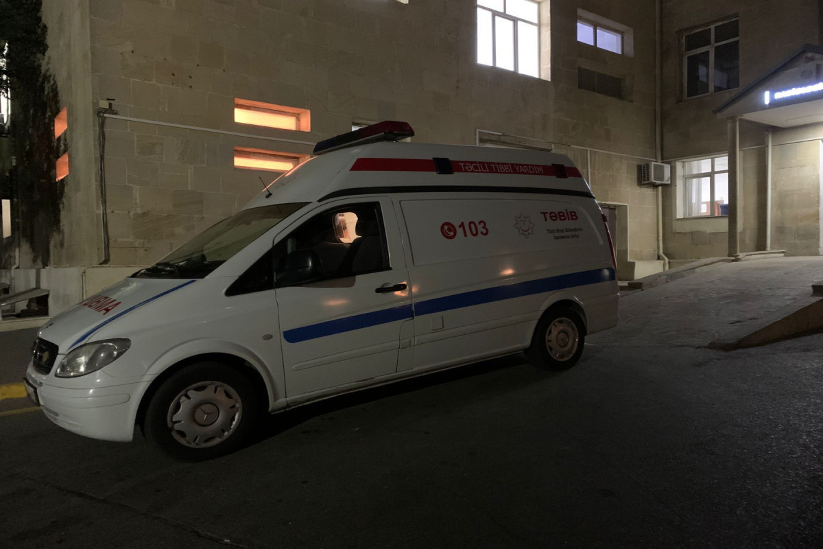 В Баку неизвестный нанес мужчине множество ножевых ран