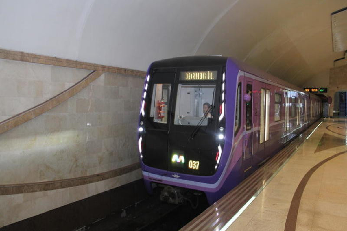 Странный инцидент в бакинском метро: пассажир спрыгнул на рельсы и направился в сторону тоннеля