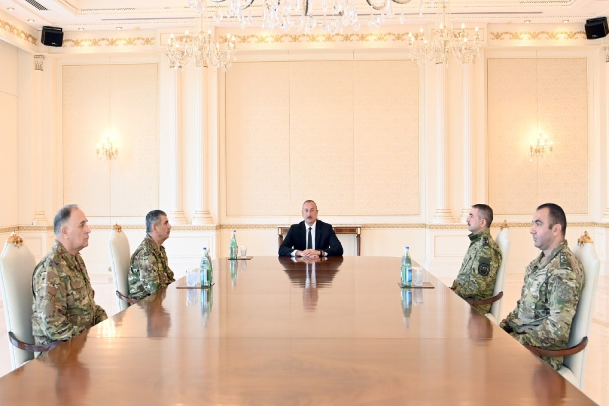 Ильхам Алиев провел оперативное совещание с участием руководящего состава Вооруженных сил