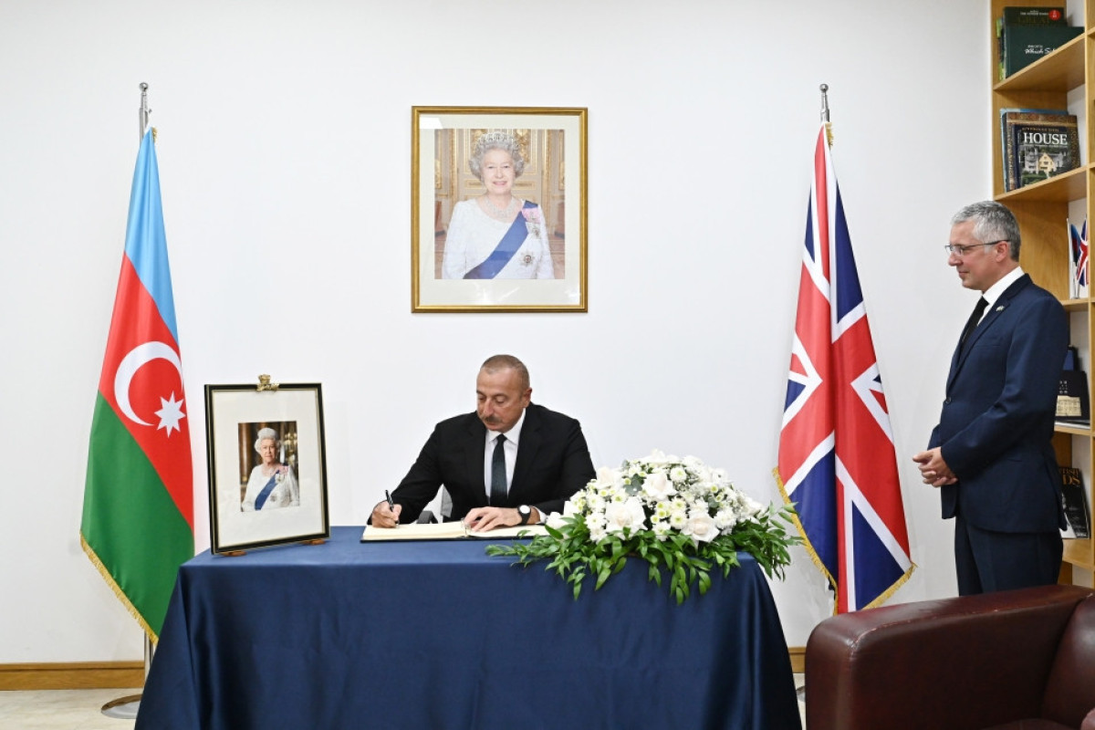 Ильхам Алиев посетил посольство Великобритании в Азербайджане и выразил соболезнования в связи с кончиной королевы Елизаветы II-ФОТО 