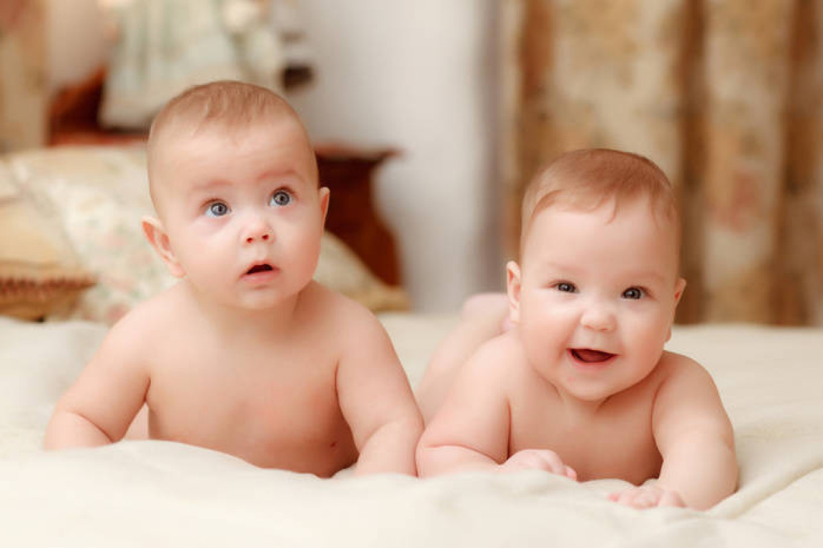 В Азербайджане за 7 месяцев родились почти две тысячи близнецов