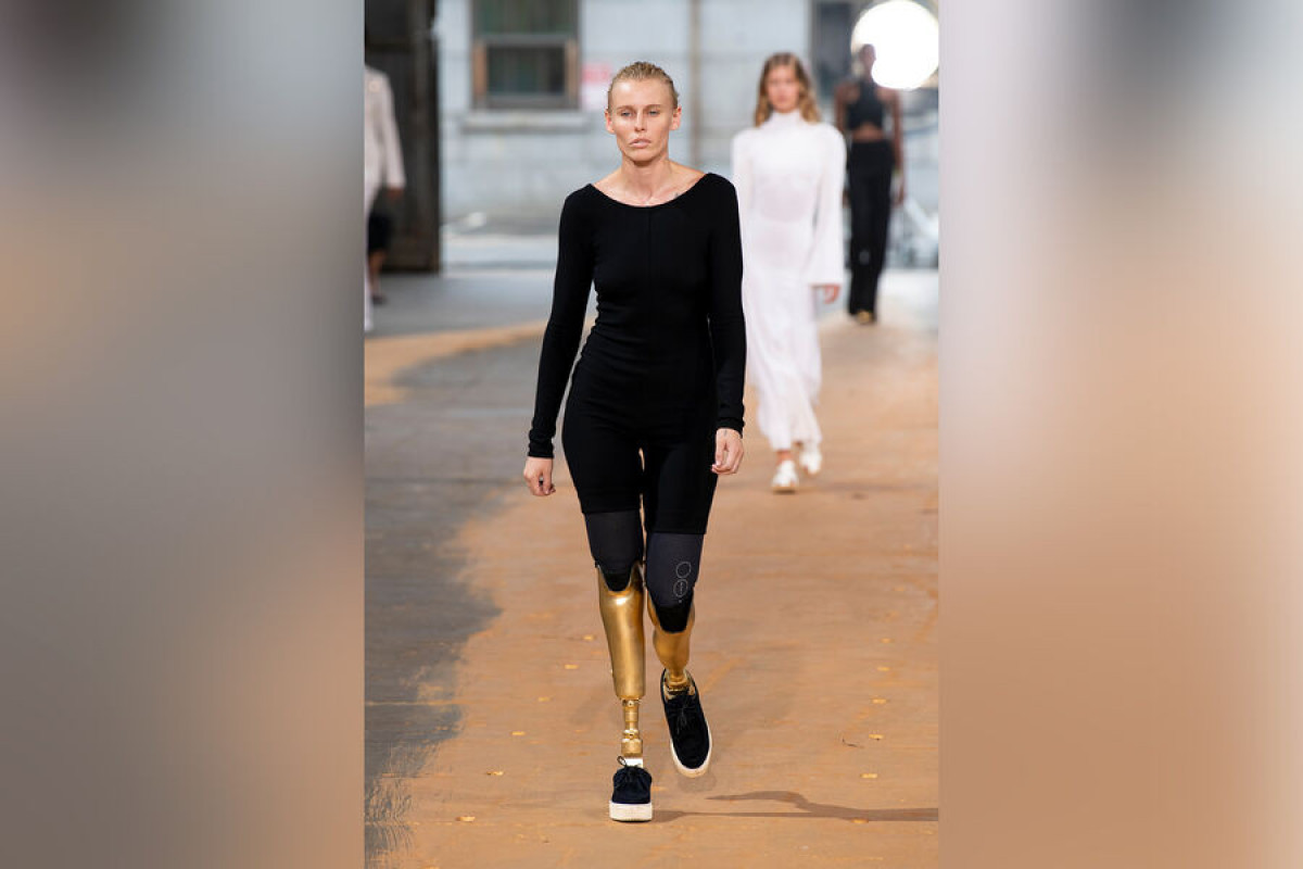 Лишившаяся ног модель вышла на подиум в рамках Недели моды в Нью-Йорке