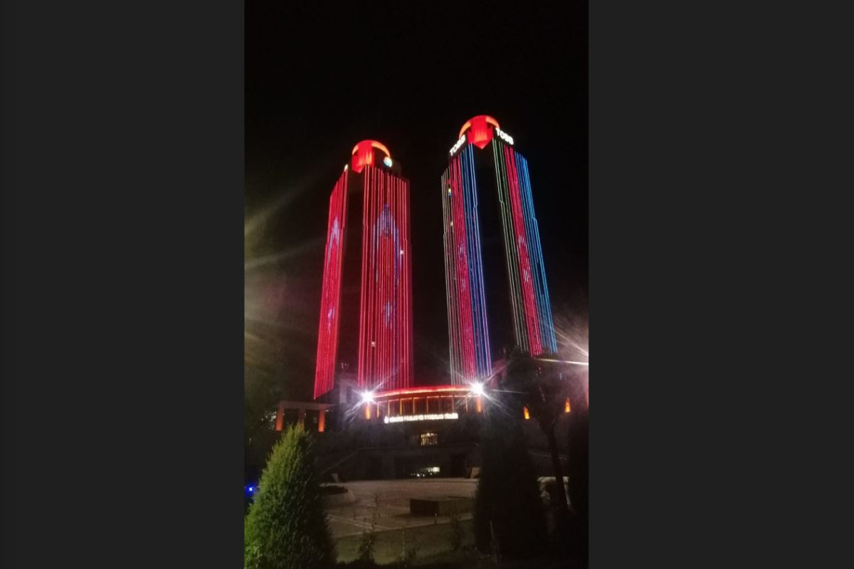 Башни-близнецы в Анкаре подсветили цветами азербайджанского флага