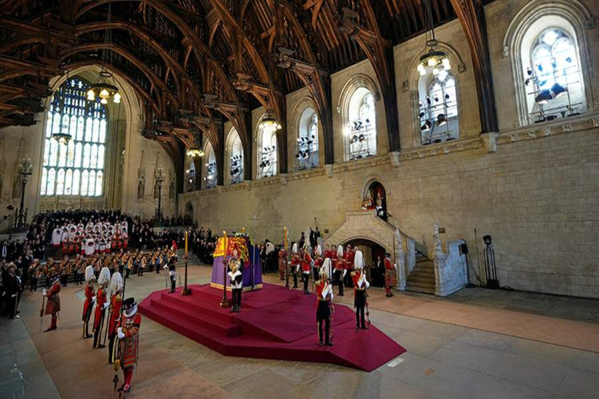 В Лондоне началась публичная церемония прощания с Елизаветой II-ВИДЕО 