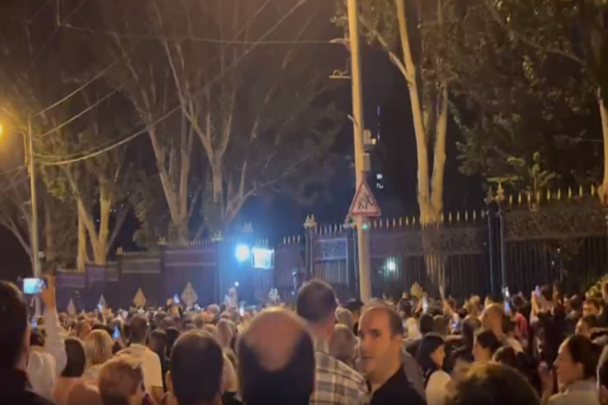 Протестующие в Ереване дали час депутатам на явку в парламент-ВИДЕО 